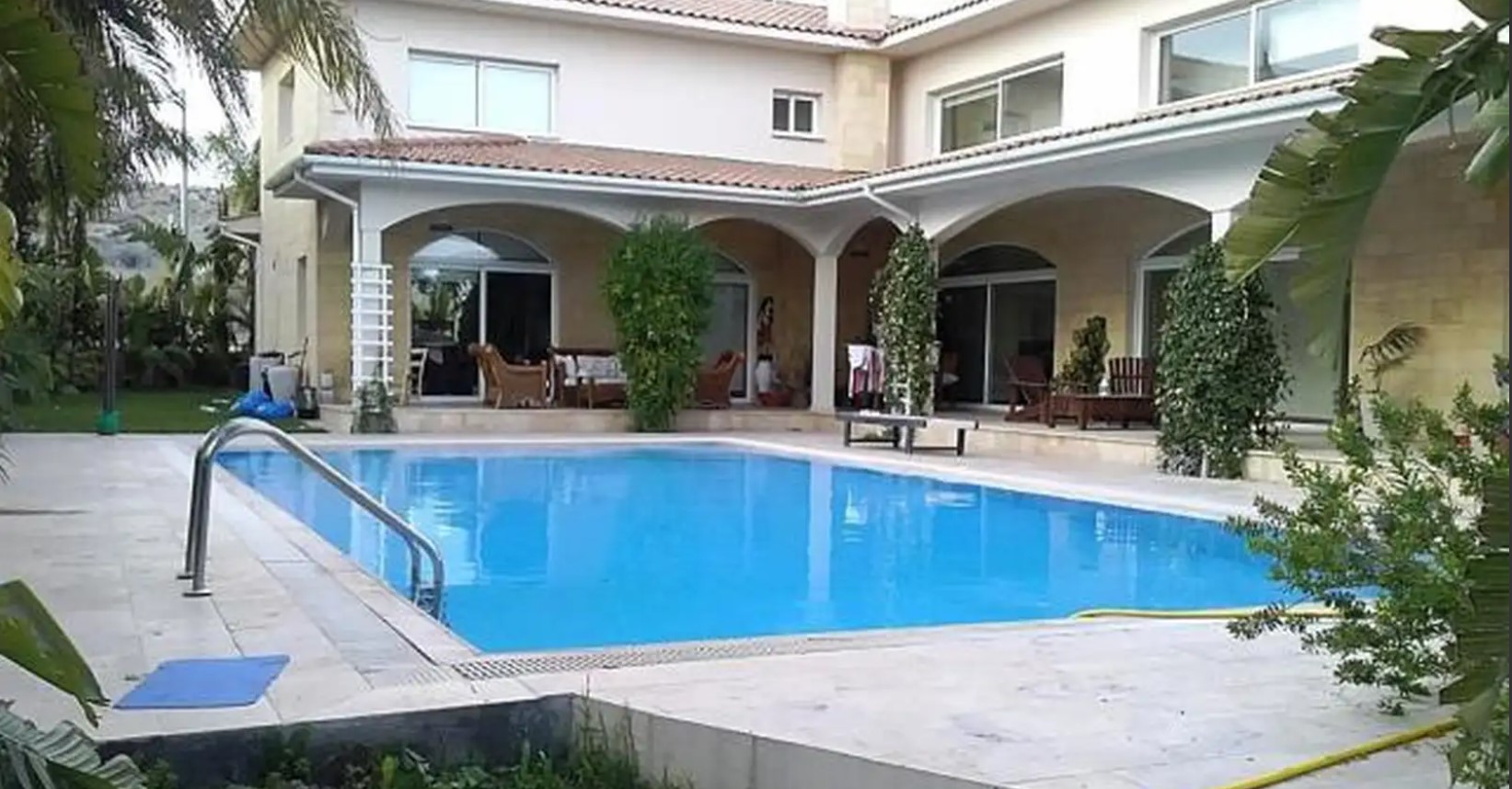 6-bedroom detached house to rent