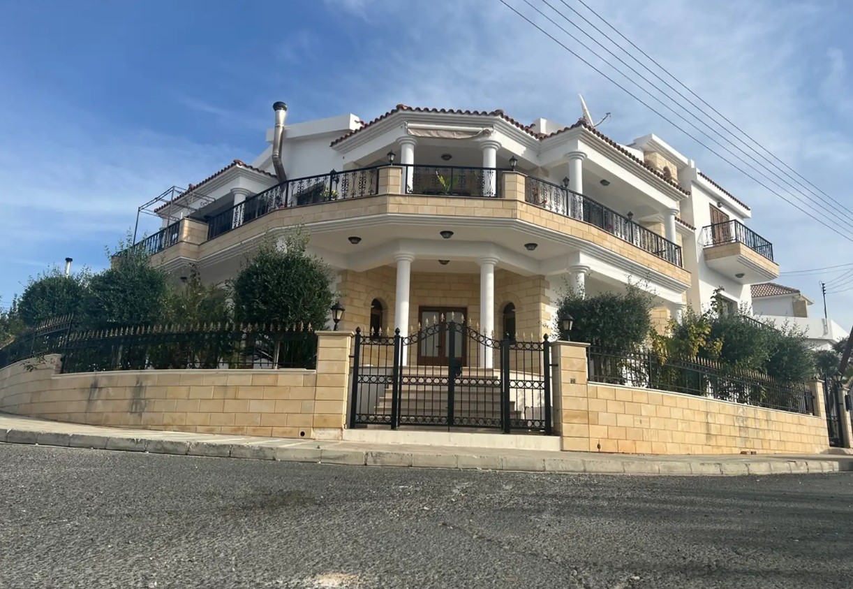 7-bedroom villa for sale