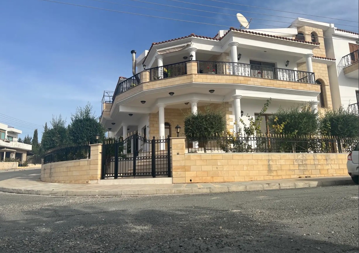 7-bedroom villa for sale