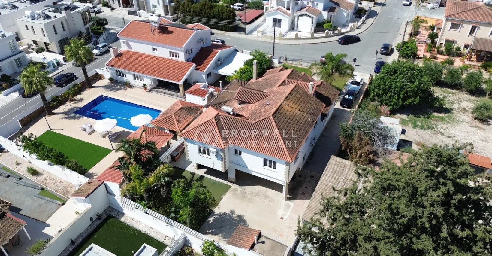 5-bedroom detached house for sale