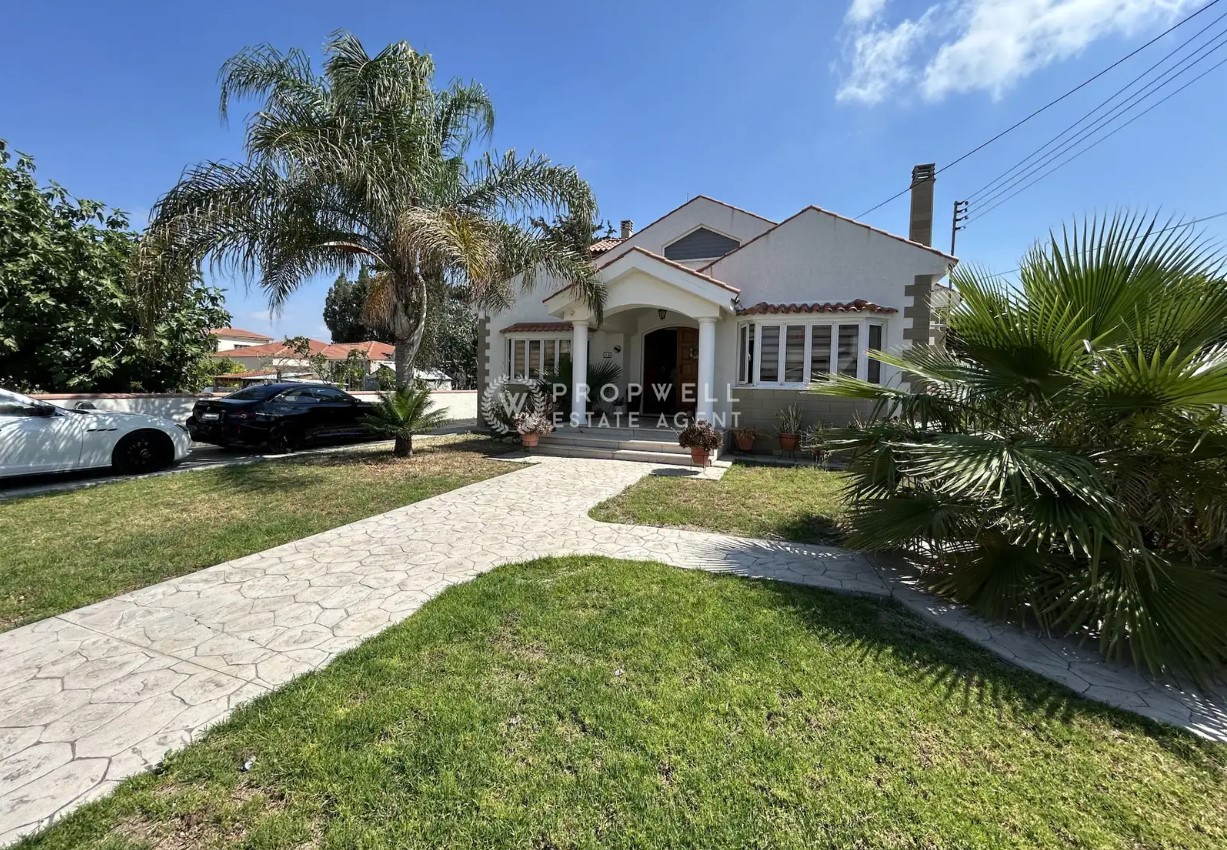5-bedroom detached house for sale