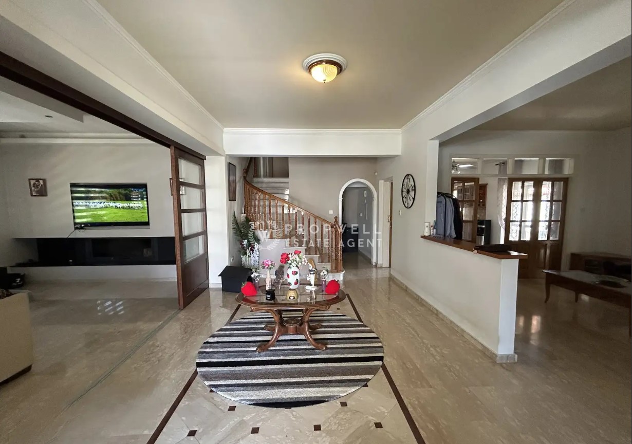 5-bedroom detached house for sale